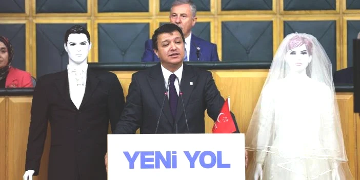 Mahmut Arıkan kürsüye gelin ve damatla çıktı: Bunun adı ekonomik kriz